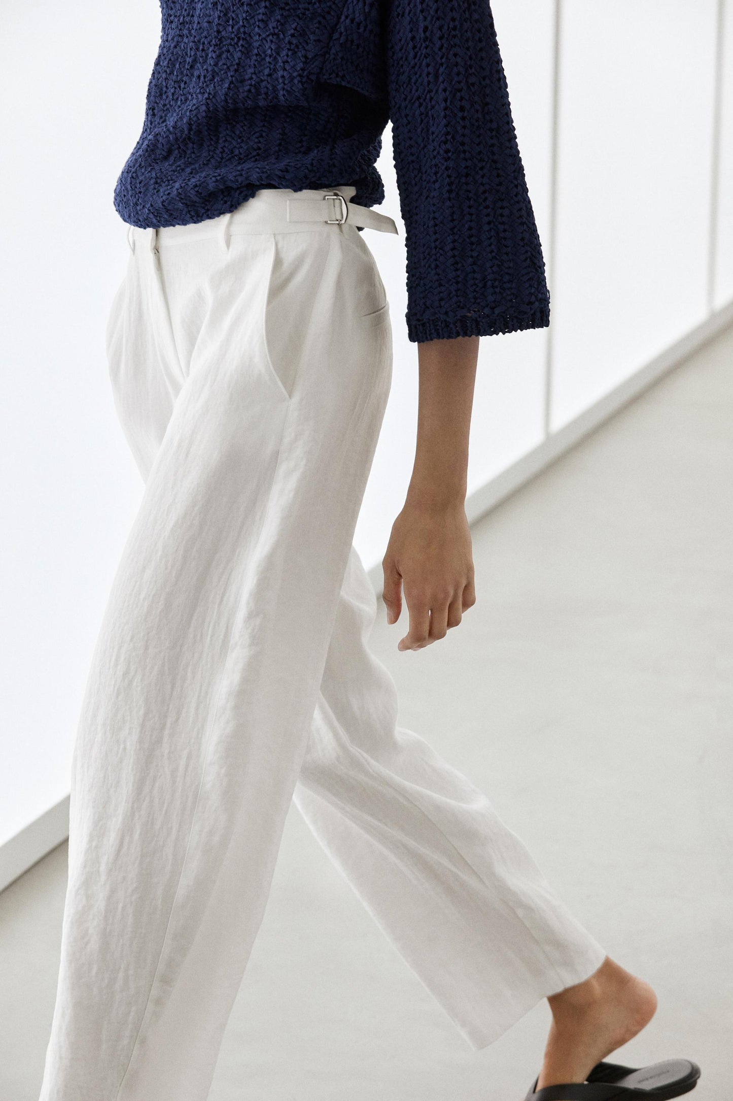 ENSEMBLE VESTE SANS MANCHES CROISÉE À NOUER  100 % LIN | PANTALON FLUIDE À BOUCLES