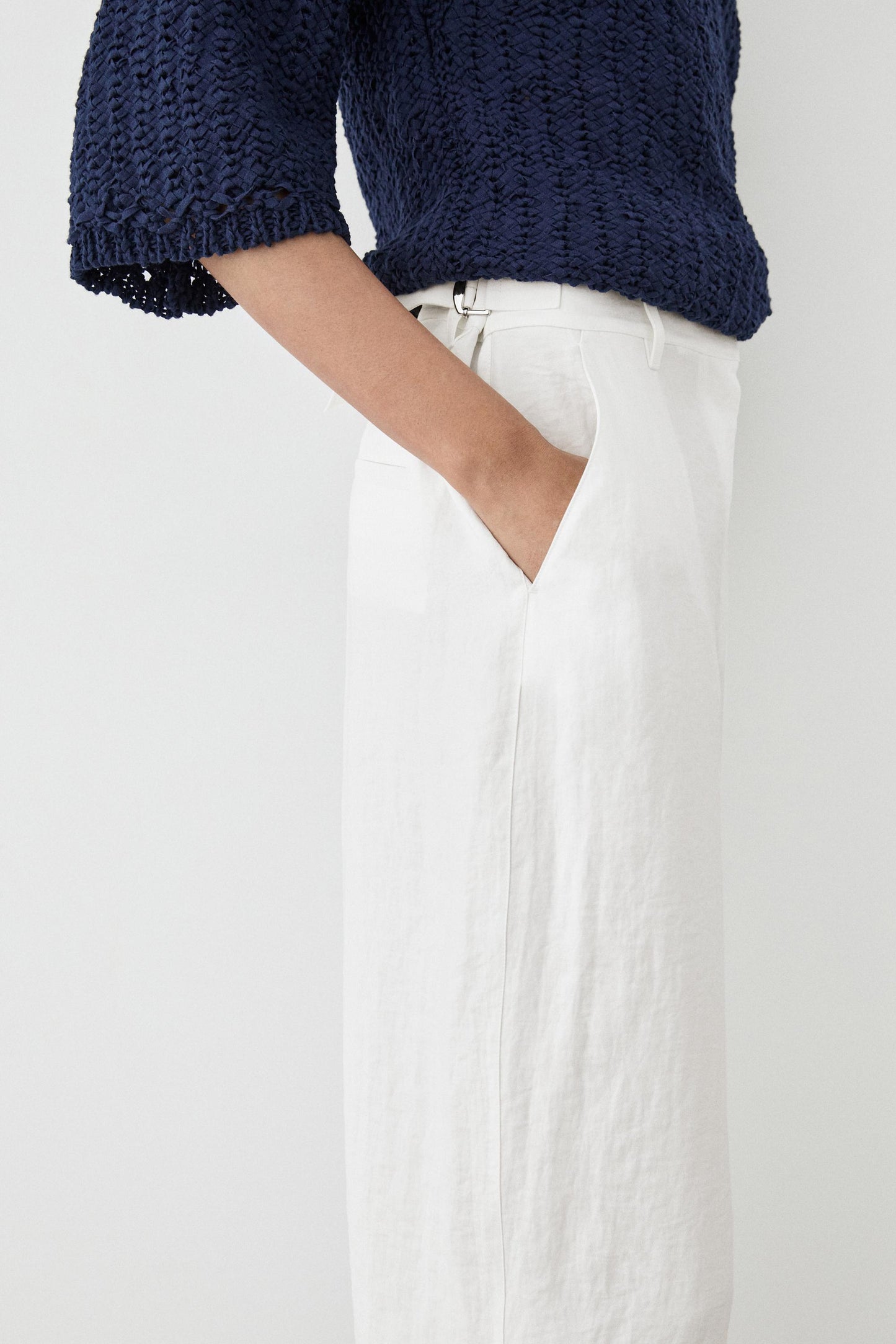 ENSEMBLE VESTE SANS MANCHES CROISÉE À NOUER  100 % LIN | PANTALON FLUIDE À BOUCLES