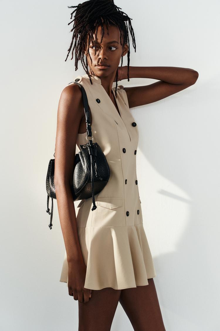 ROBE COURTE À BOUTONS ET VOLANT