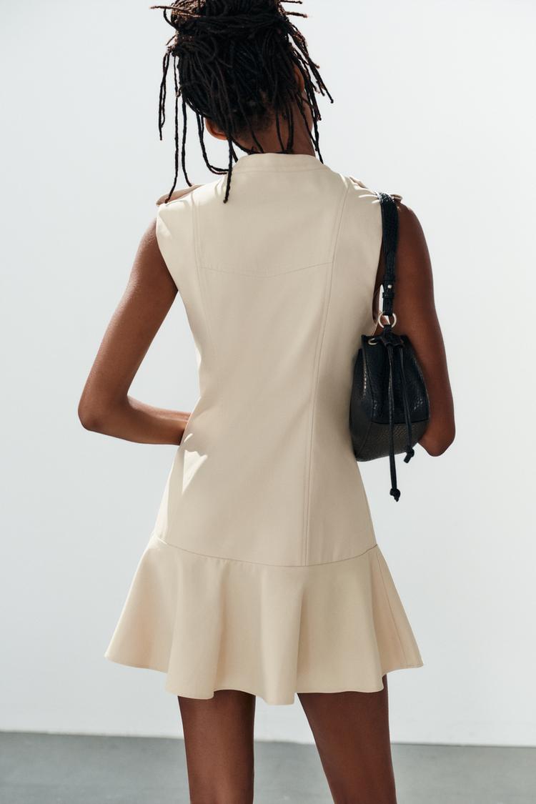 ROBE COURTE À BOUTONS ET VOLANT