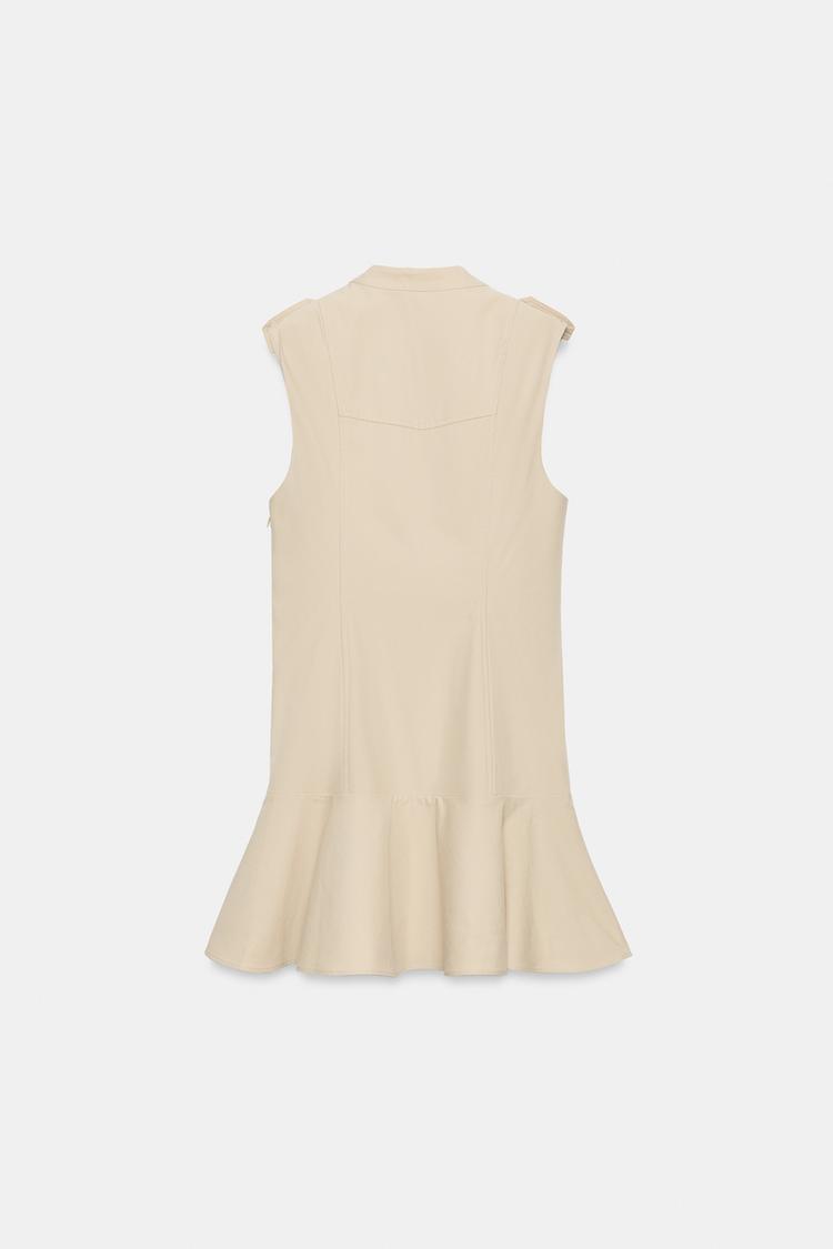 ROBE COURTE À BOUTONS ET VOLANT