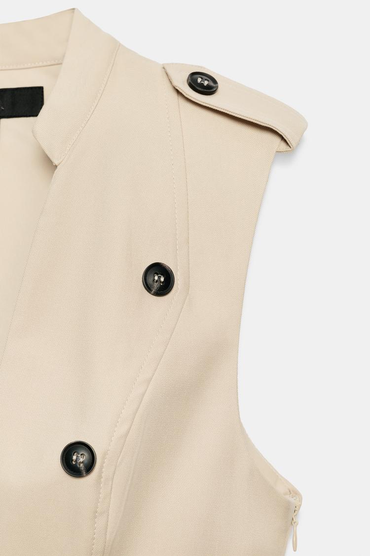 ROBE COURTE À BOUTONS ET VOLANT