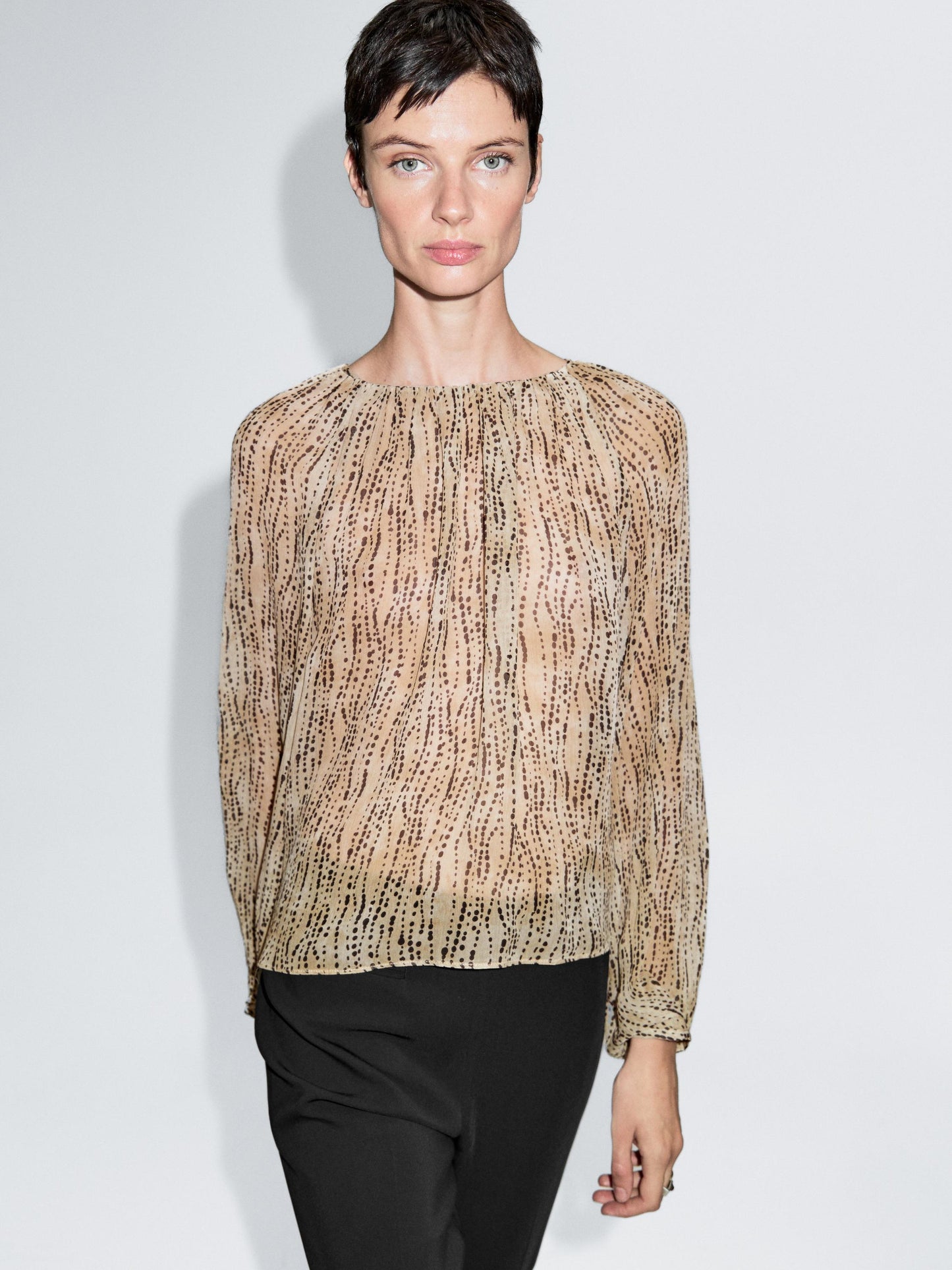 BLOUSE DRAPÉE SEMI-TRANSPARENTE