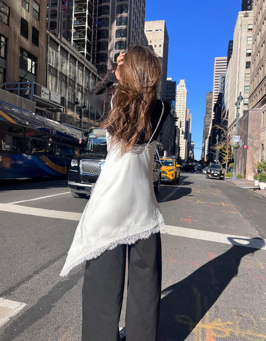 ROBE ASYMÉTRIQUE SATIN ET DENTELLE À BRETELLES