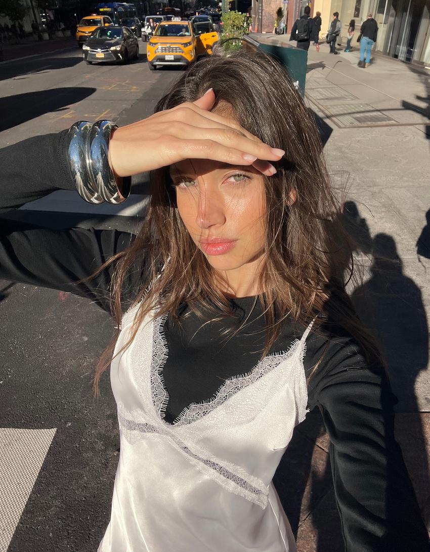 ROBE ASYMÉTRIQUE SATIN ET DENTELLE À BRETELLES