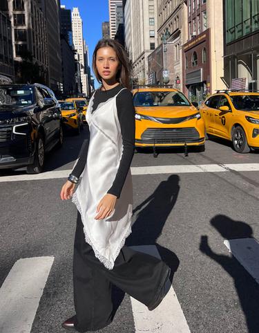 ROBE ASYMÉTRIQUE SATIN ET DENTELLE À BRETELLES