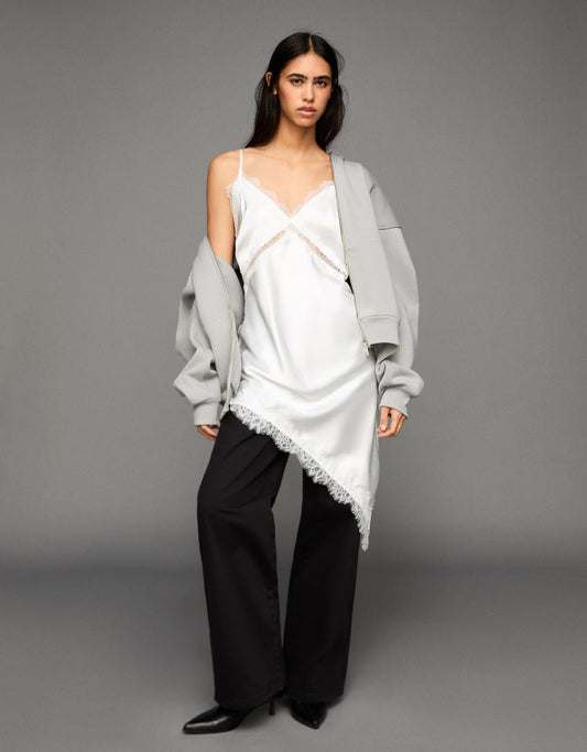 ROBE ASYMÉTRIQUE SATIN ET DENTELLE À BRETELLES