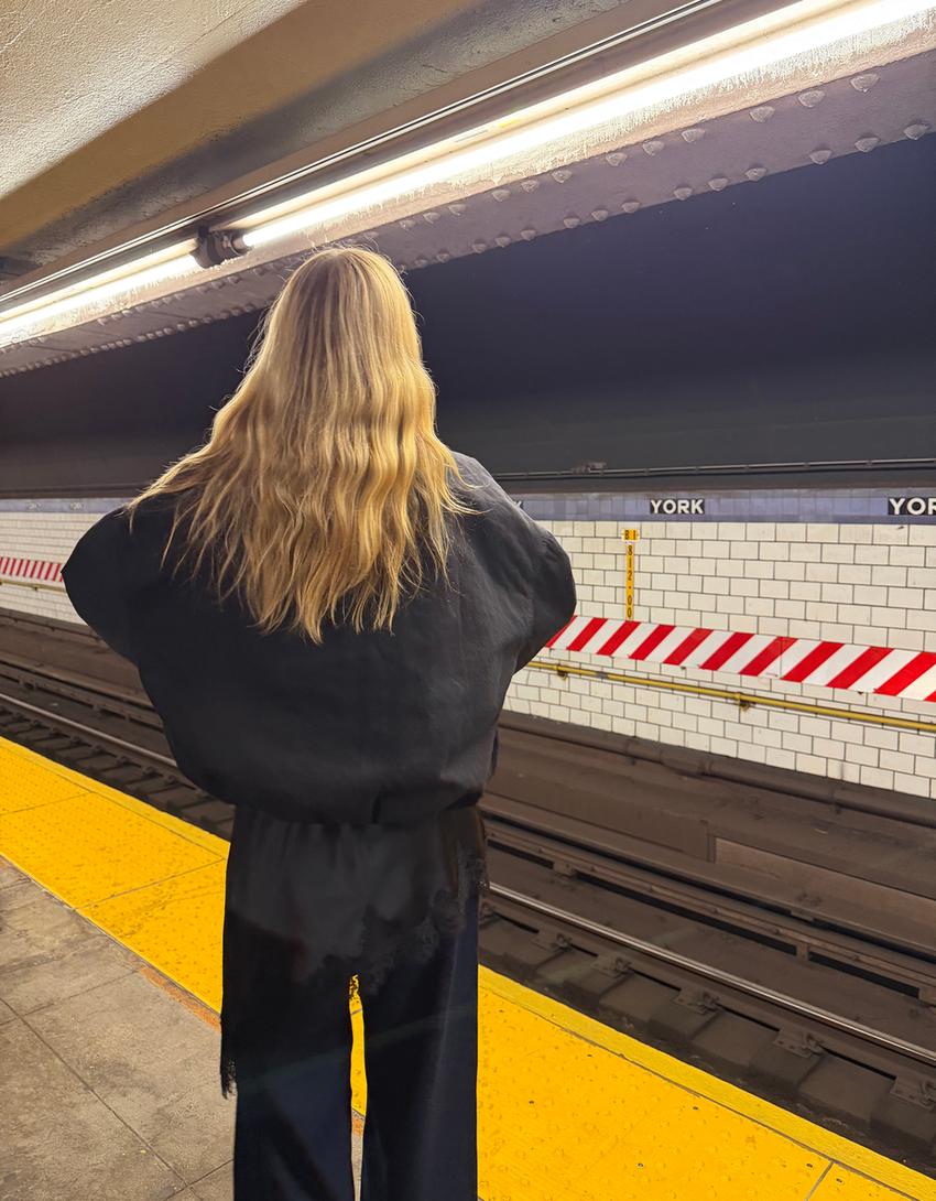 ROBE ASYMÉTRIQUE SATIN ET DENTELLE À BRETELLES