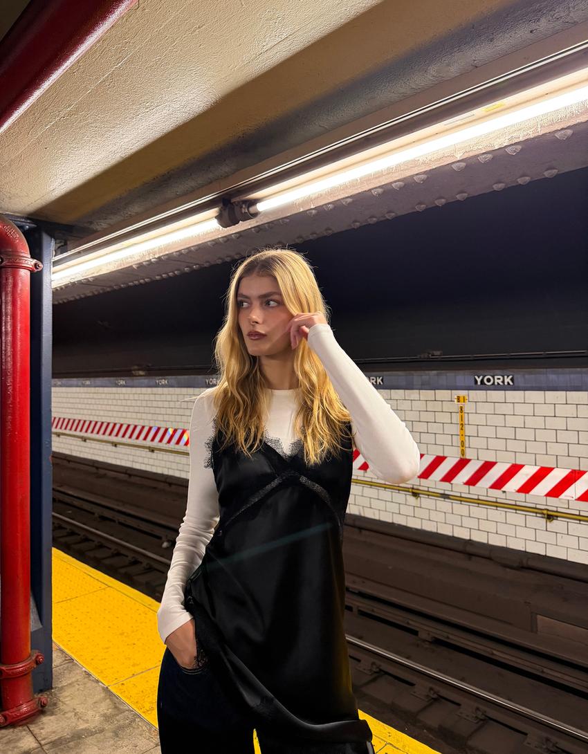 ROBE ASYMÉTRIQUE SATIN ET DENTELLE À BRETELLES