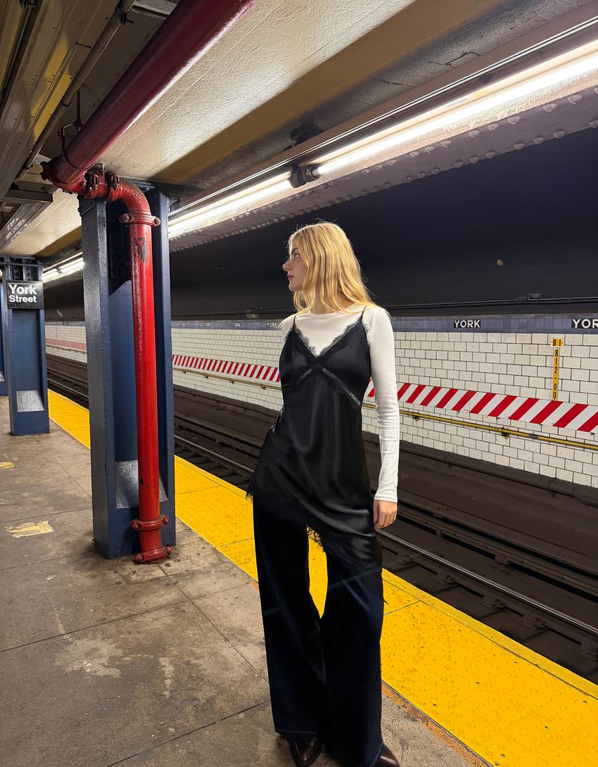 ROBE ASYMÉTRIQUE SATIN ET DENTELLE À BRETELLES