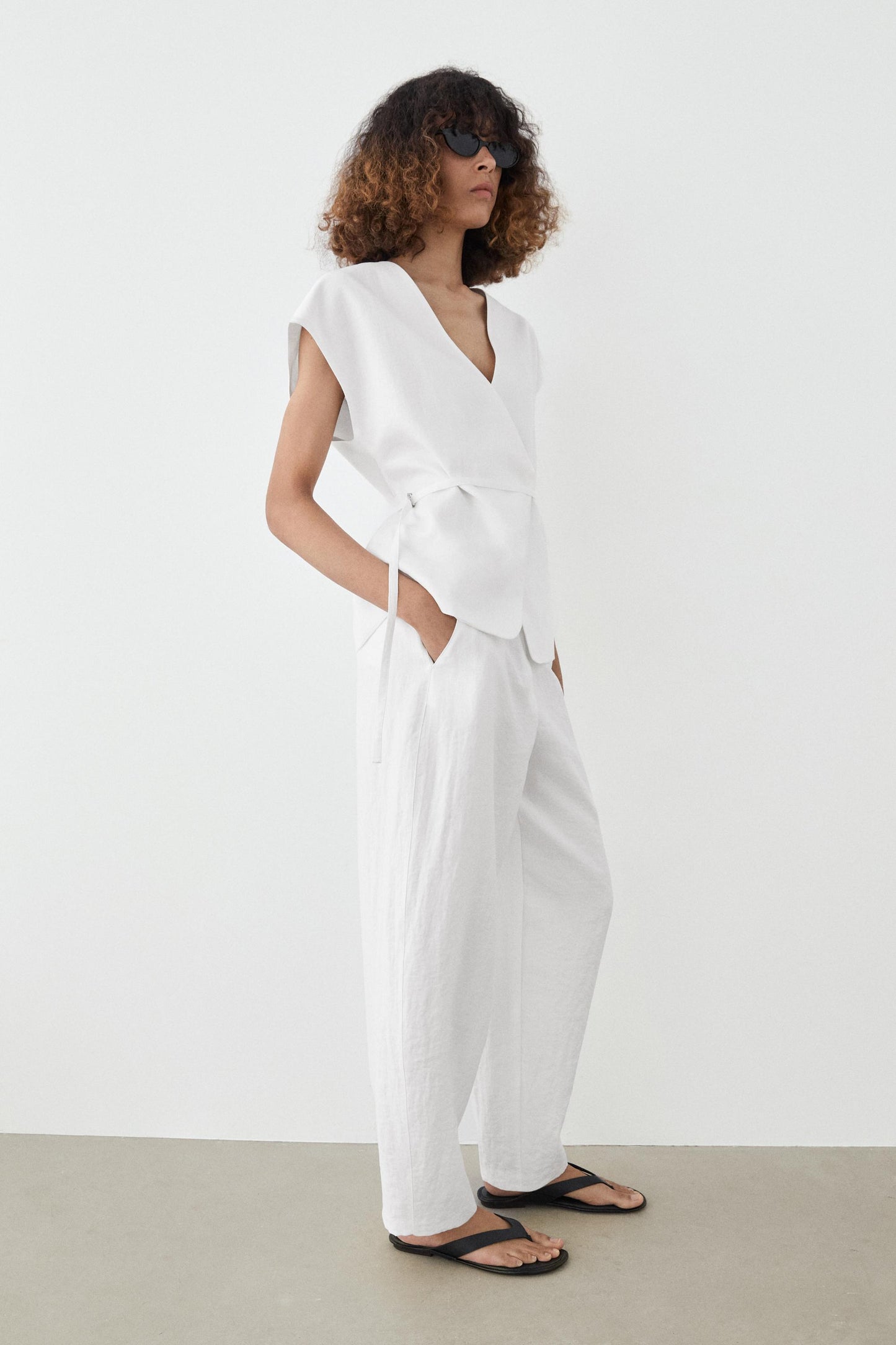 ENSEMBLE VESTE SANS MANCHES CROISÉE À NOUER  100 % LIN | PANTALON FLUIDE À BOUCLES