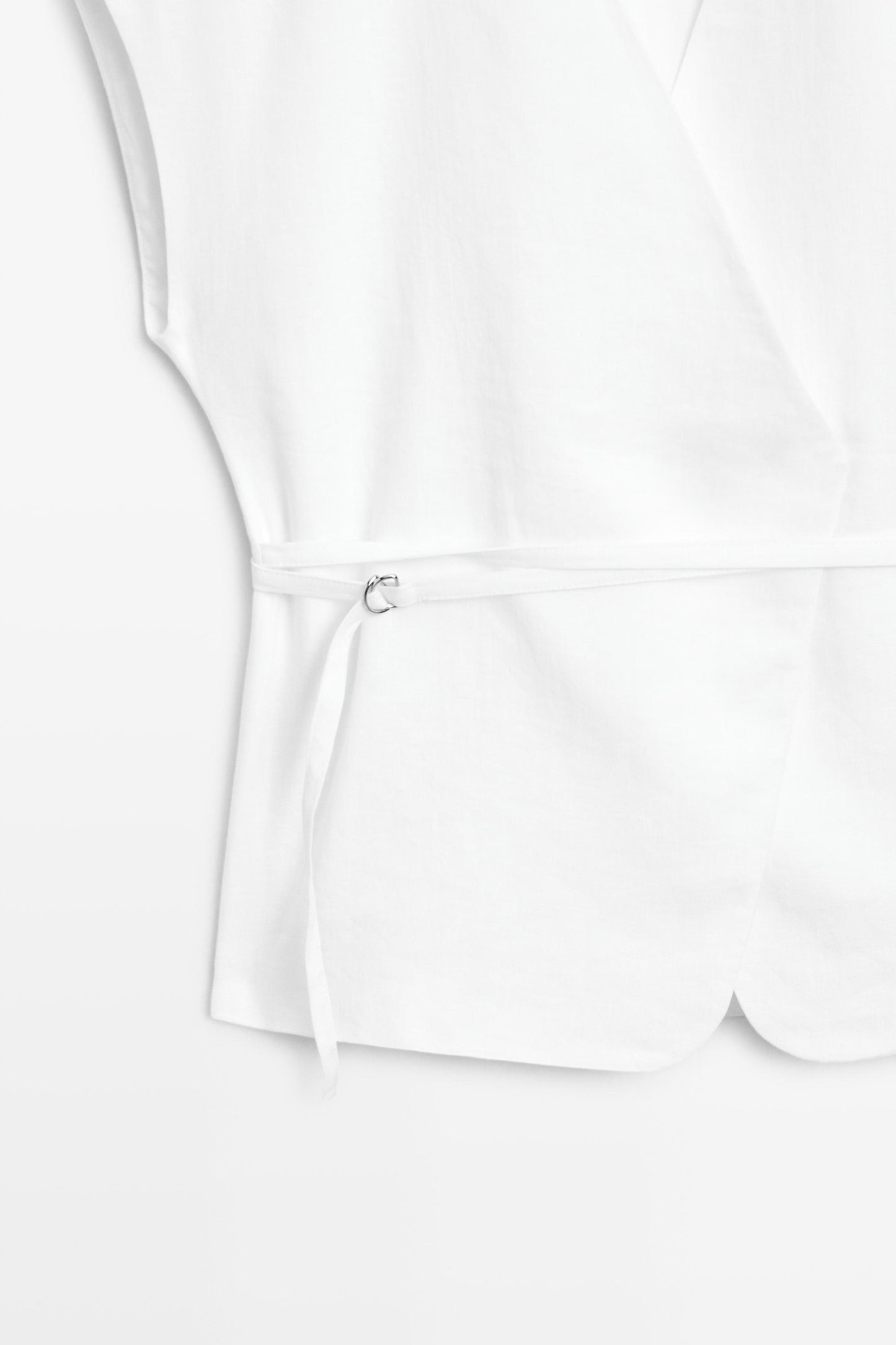 ENSEMBLE VESTE SANS MANCHES CROISÉE À NOUER  100 % LIN | PANTALON FLUIDE À BOUCLES