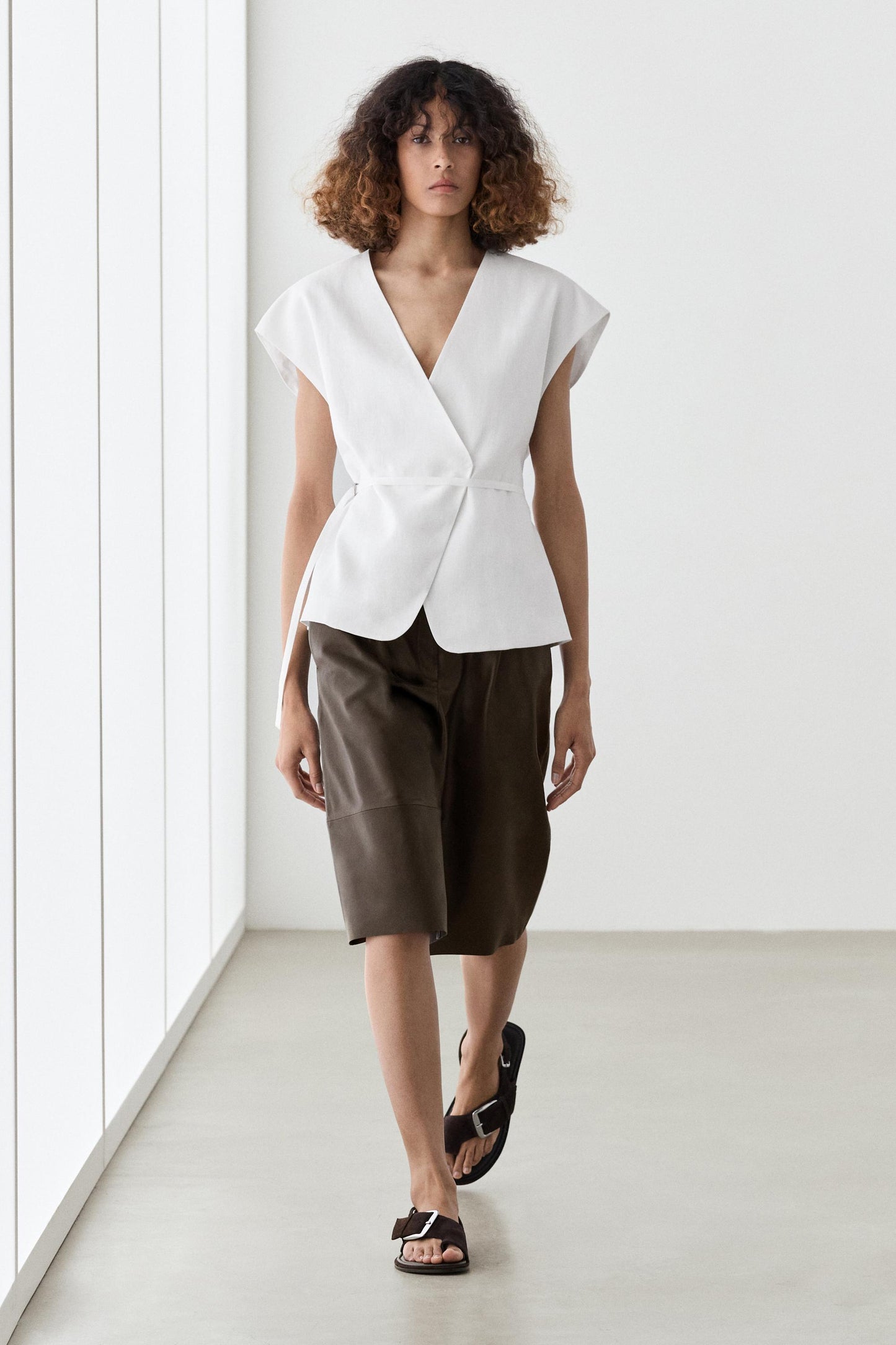 ENSEMBLE VESTE SANS MANCHES CROISÉE À NOUER  100 % LIN | PANTALON FLUIDE À BOUCLES
