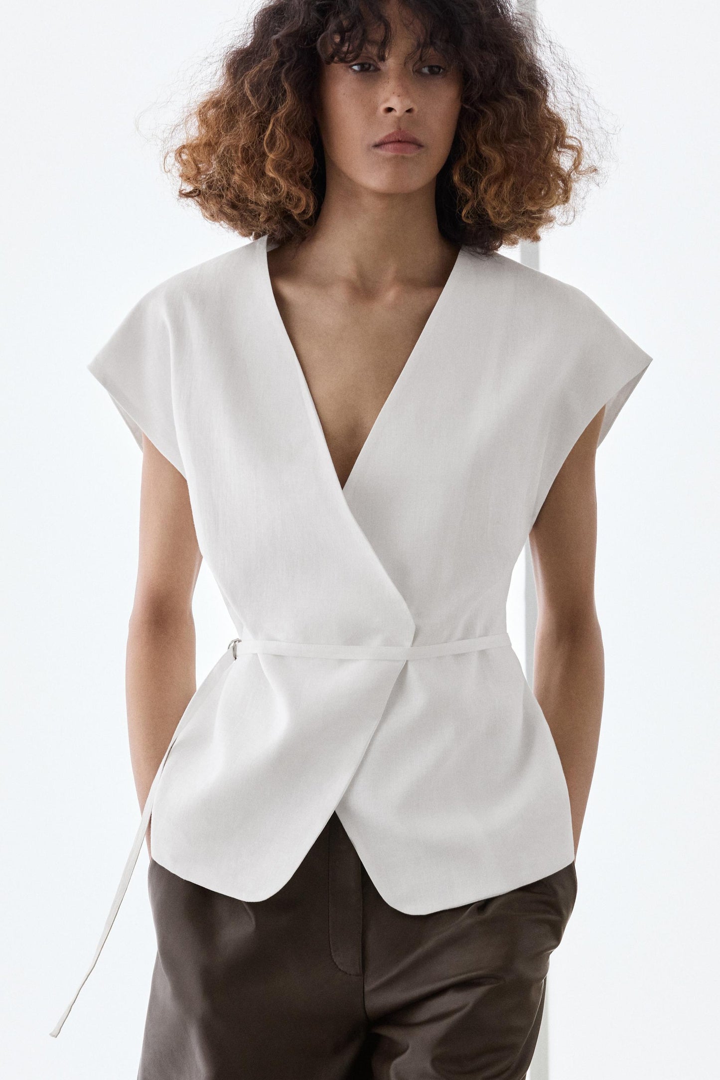 ENSEMBLE VESTE SANS MANCHES CROISÉE À NOUER  100 % LIN | PANTALON FLUIDE À BOUCLES