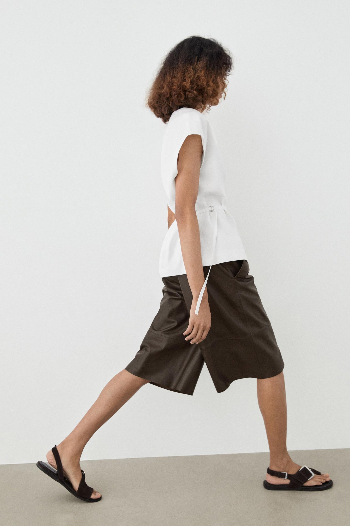 ENSEMBLE VESTE SANS MANCHES CROISÉE À NOUER  100 % LIN | PANTALON FLUIDE À BOUCLES