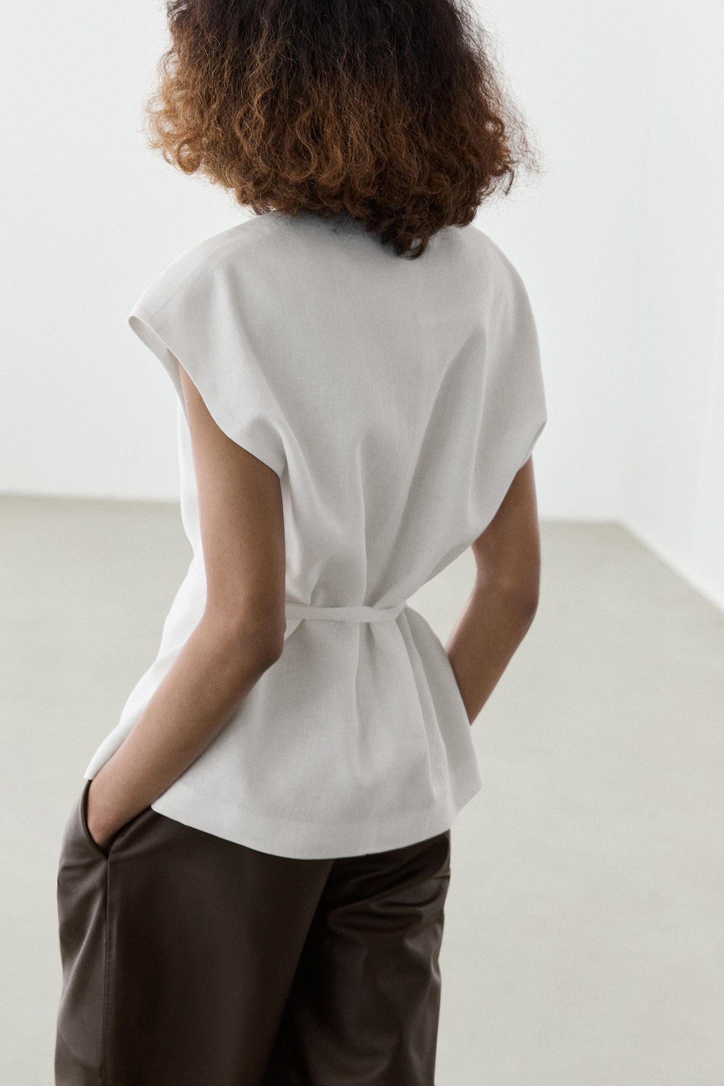 ENSEMBLE VESTE SANS MANCHES CROISÉE À NOUER  100 % LIN | PANTALON FLUIDE À BOUCLES