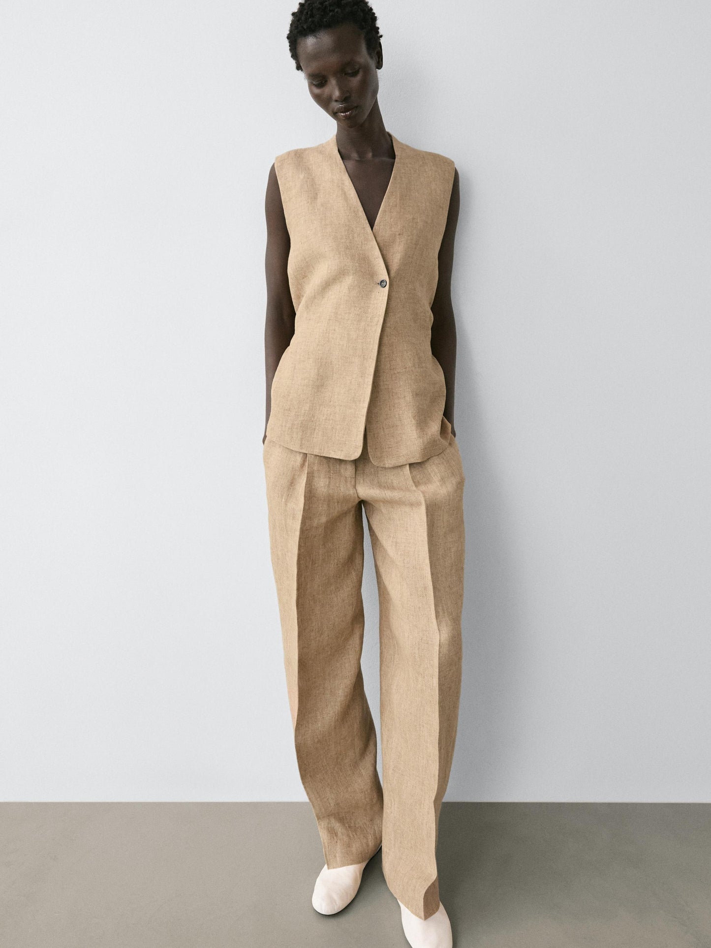 PANTALON FLUIDE À DÉTAIL PINCES LIN
