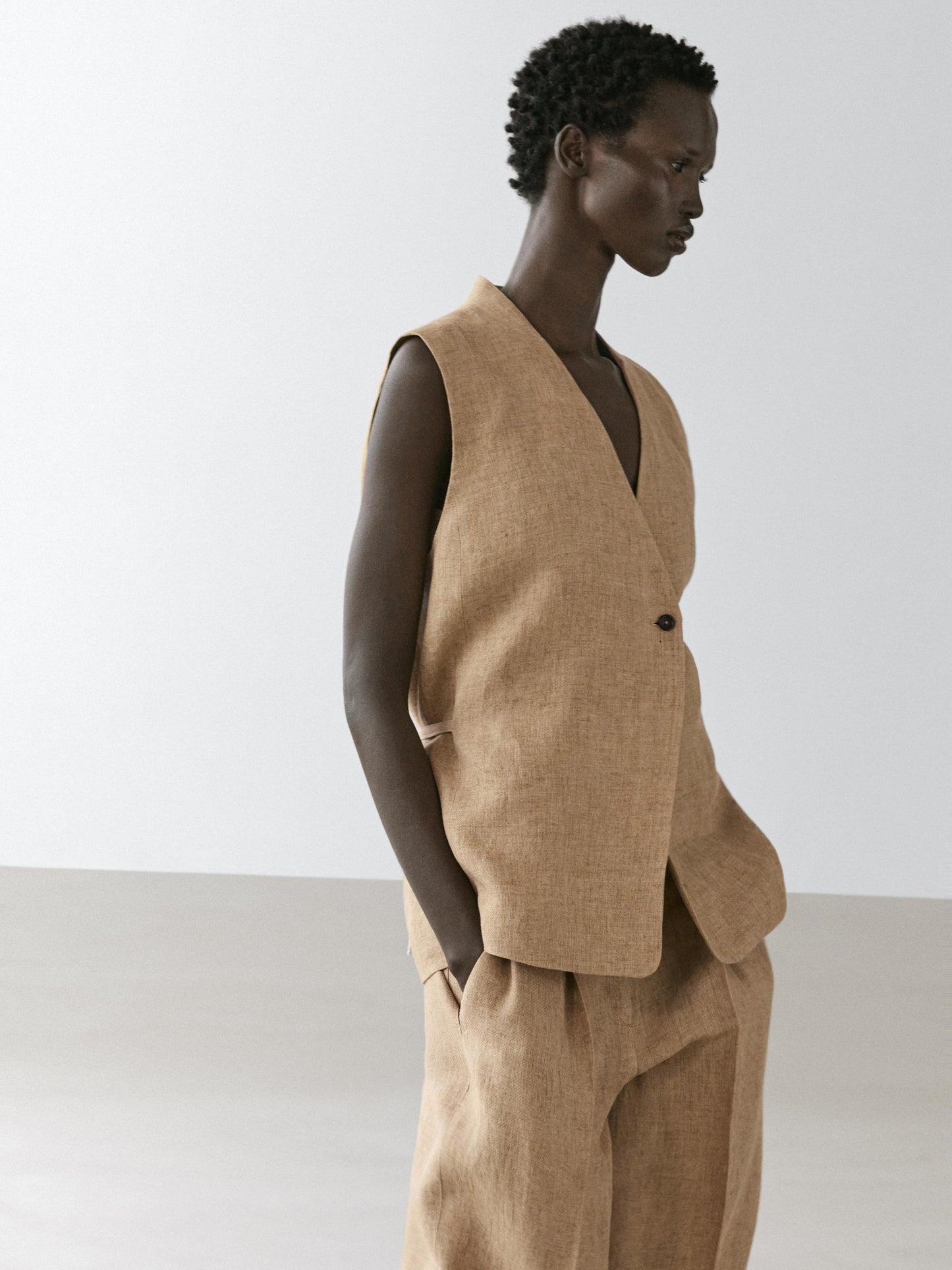 PANTALON FLUIDE À DÉTAIL PINCES LIN