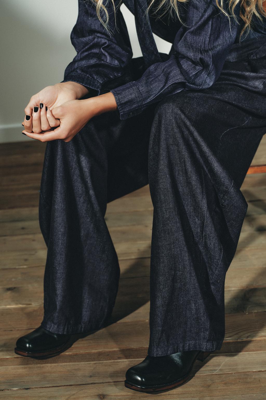 PANTALON EFFET DENIM À PLIS