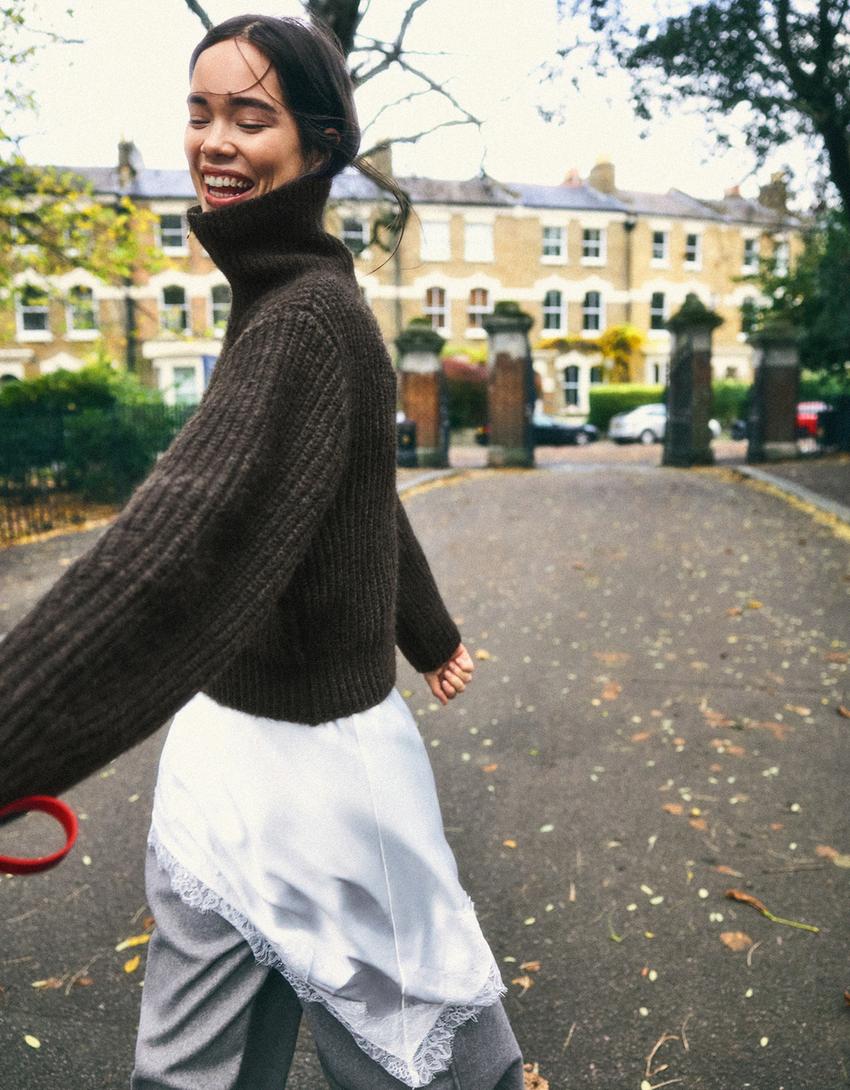 ROBE ASYMÉTRIQUE SATIN ET DENTELLE À BRETELLES