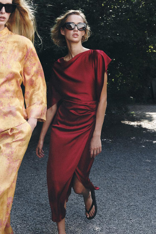 ROBE MIDI SATINÉE EFFET CAPE