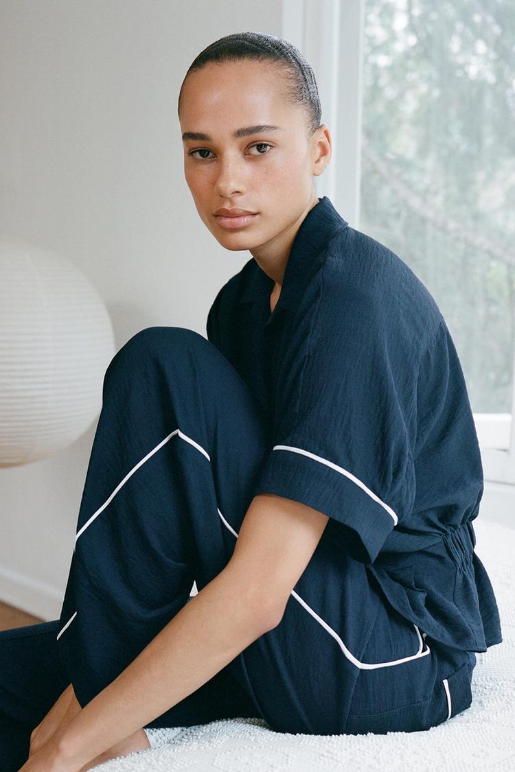 PANTALON À LISERÉS CONTRASTÉS