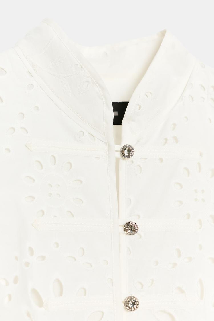 TOP BRODÉ À BOUTONS BIJOUX