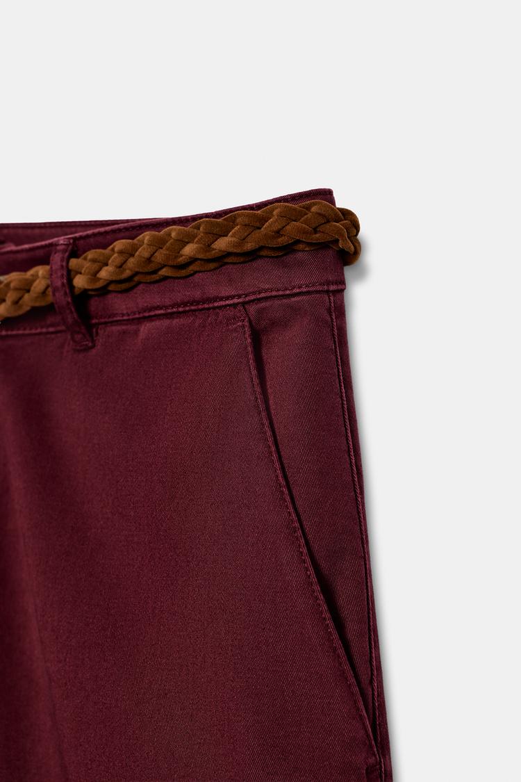 PANTALON CHINO AVEC CEINTURE TRESSÉE