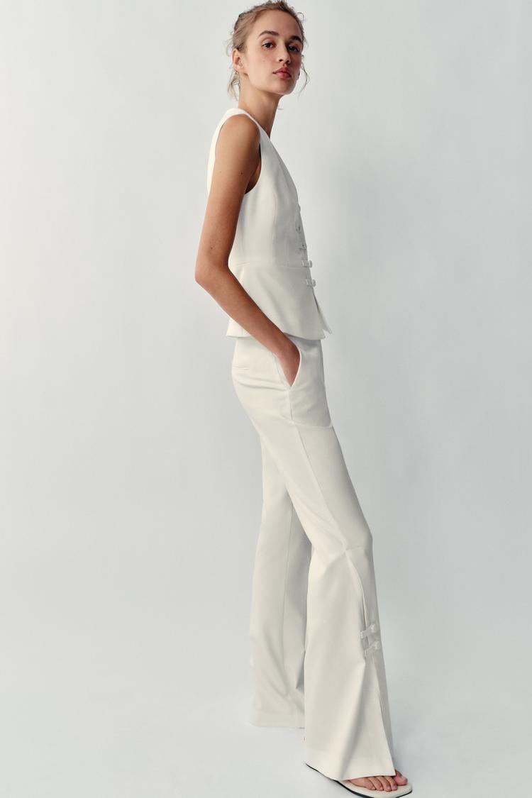 PANTALON À OUVERTURES SUR LE BAS