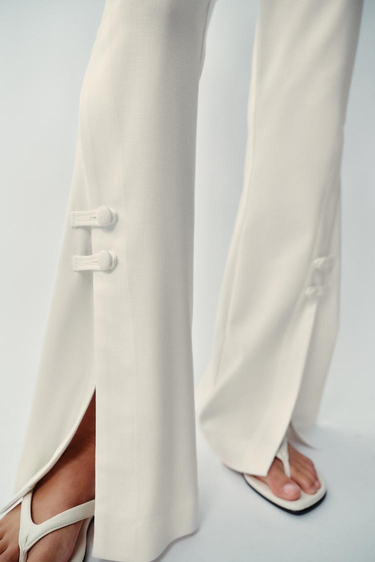 PANTALON À OUVERTURES SUR LE BAS