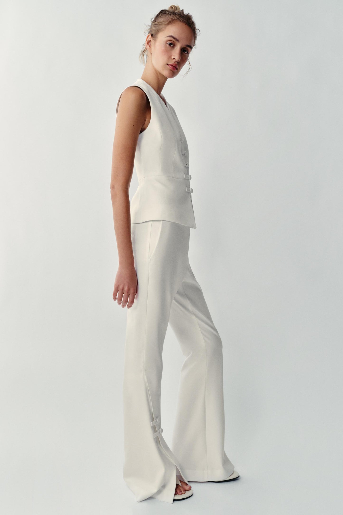 PANTALON À OUVERTURES SUR LE BAS