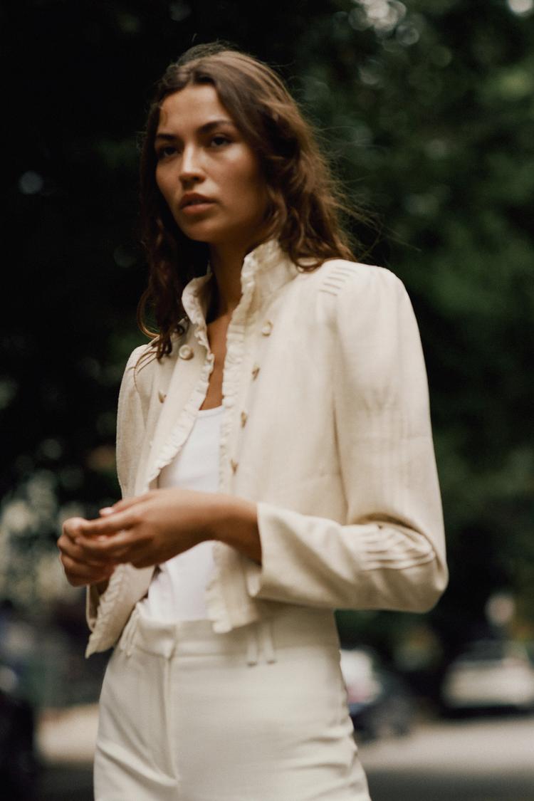 VESTE COURTE À VOLANTS
