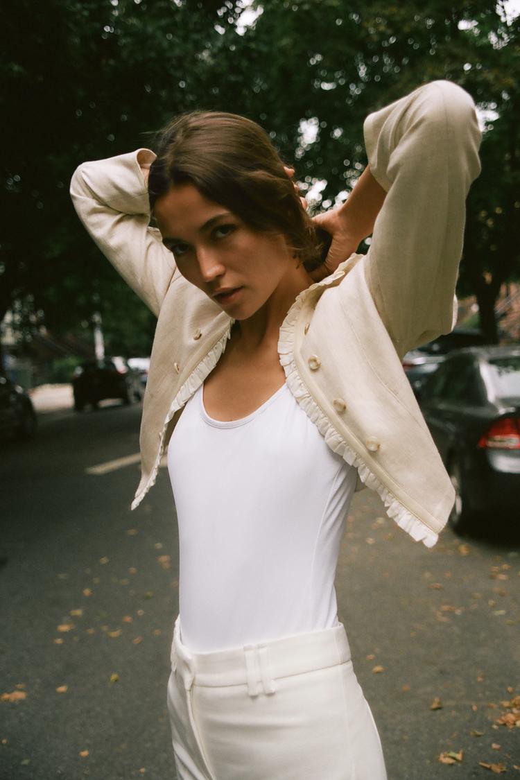 VESTE COURTE À VOLANTS
