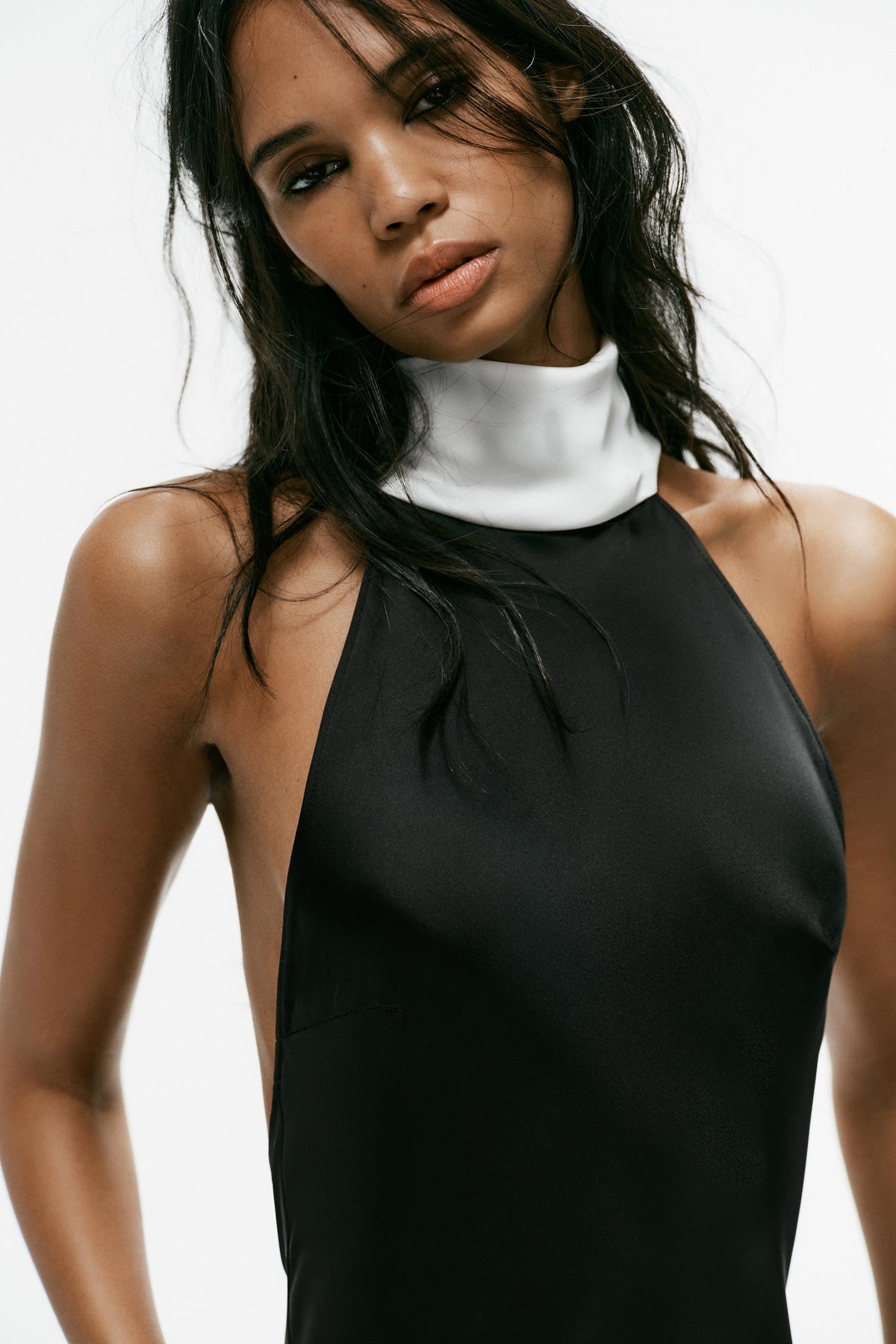 ROBE LONGUE SATINÉE À NŒUD