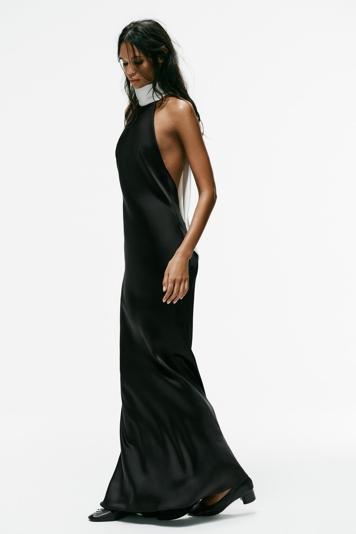 ROBE LONGUE SATINÉE À NŒUD