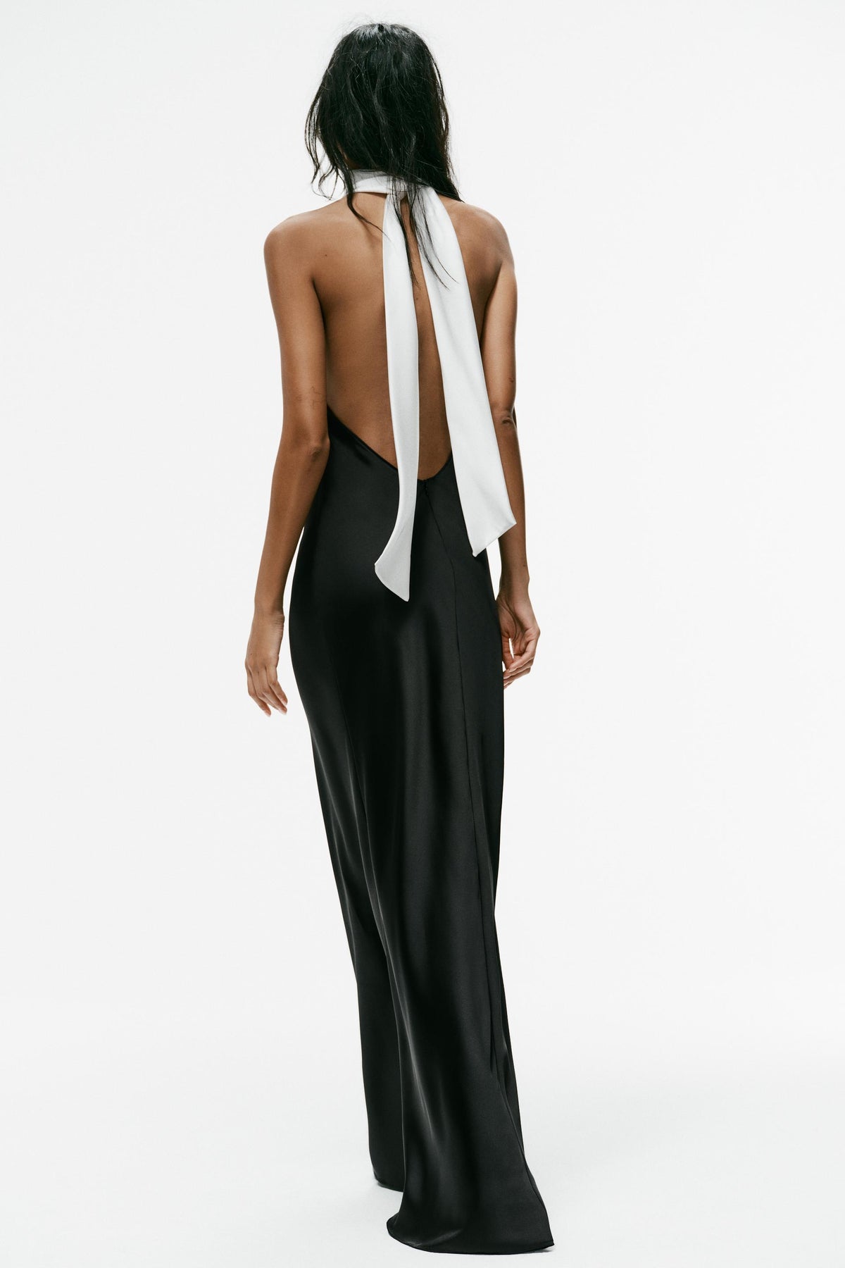 ROBE LONGUE SATINÉE À NŒUD
