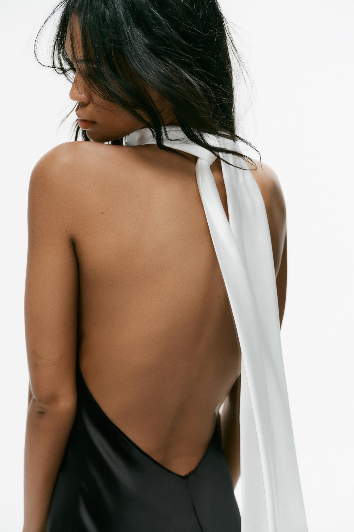ROBE LONGUE SATINÉE À NŒUD