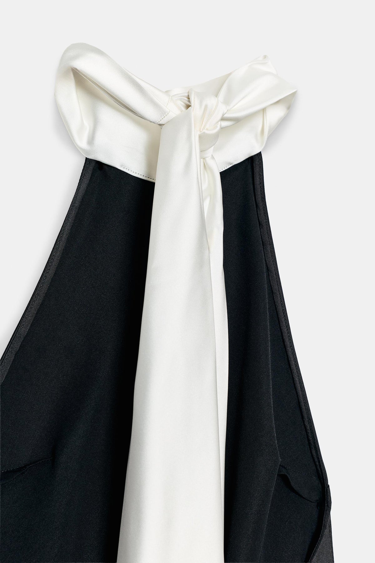 ROBE LONGUE SATINÉE À NŒUD