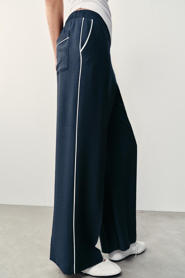 PANTALON À LISERÉS CONTRASTÉS