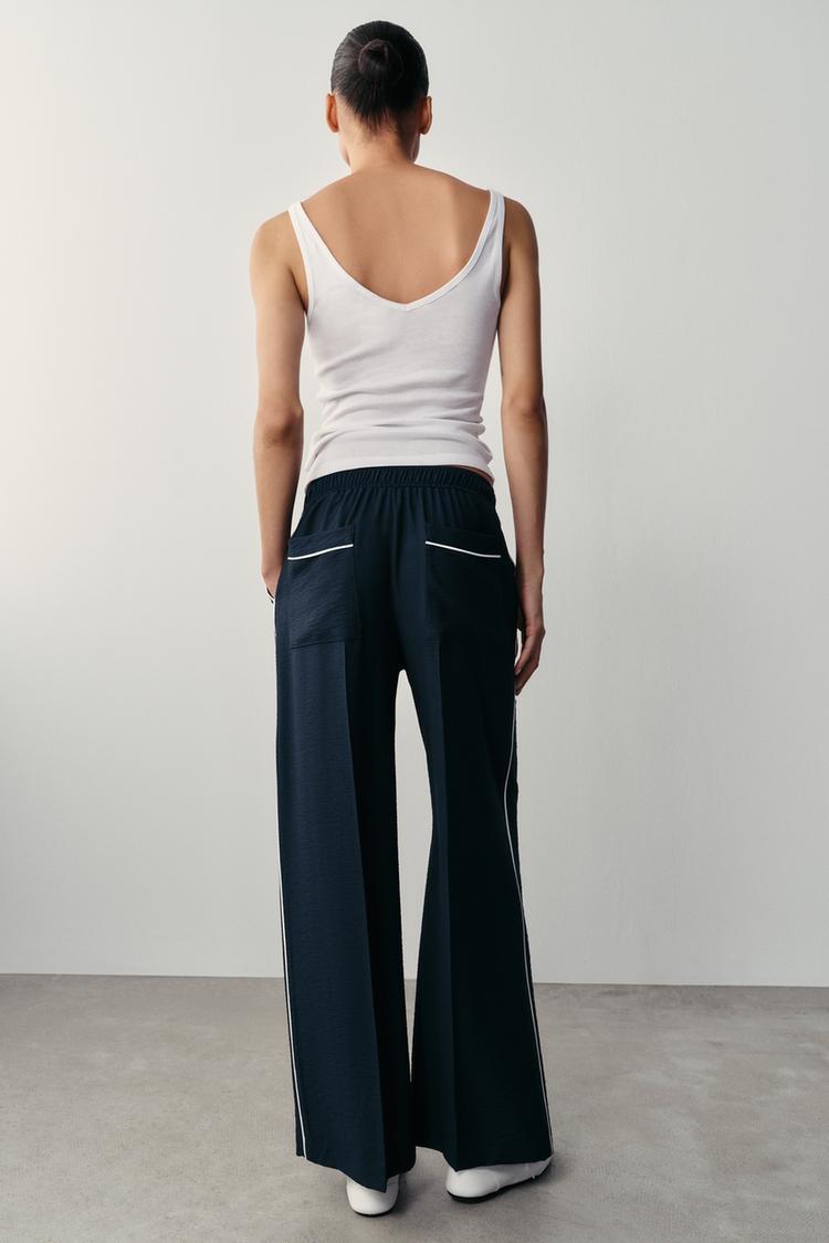 PANTALON À LISERÉS CONTRASTÉS