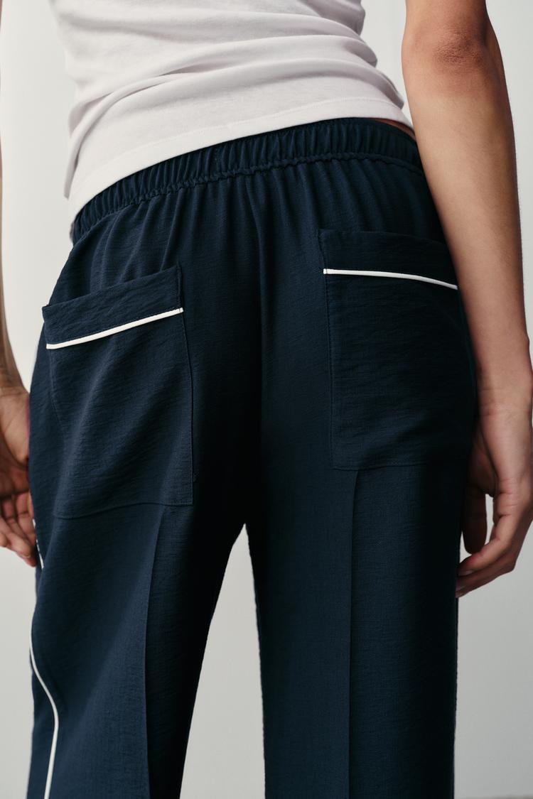 PANTALON À LISERÉS CONTRASTÉS