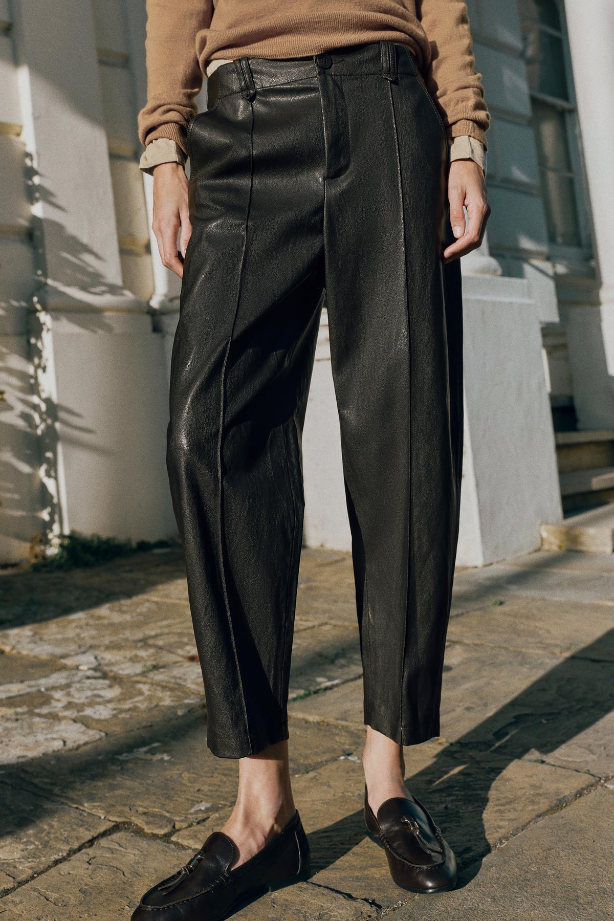 PANTALON À NERVURE MATIÈRE SYNTHÉTIQUE