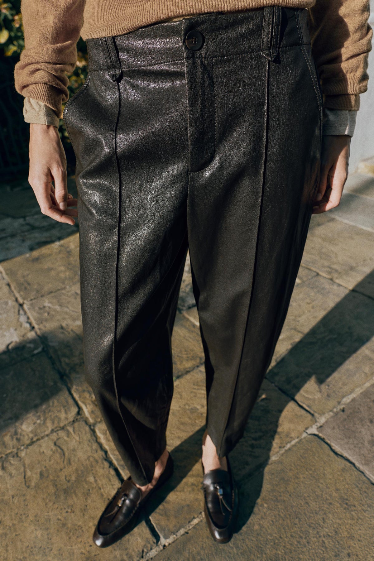PANTALON À NERVURE MATIÈRE SYNTHÉTIQUE