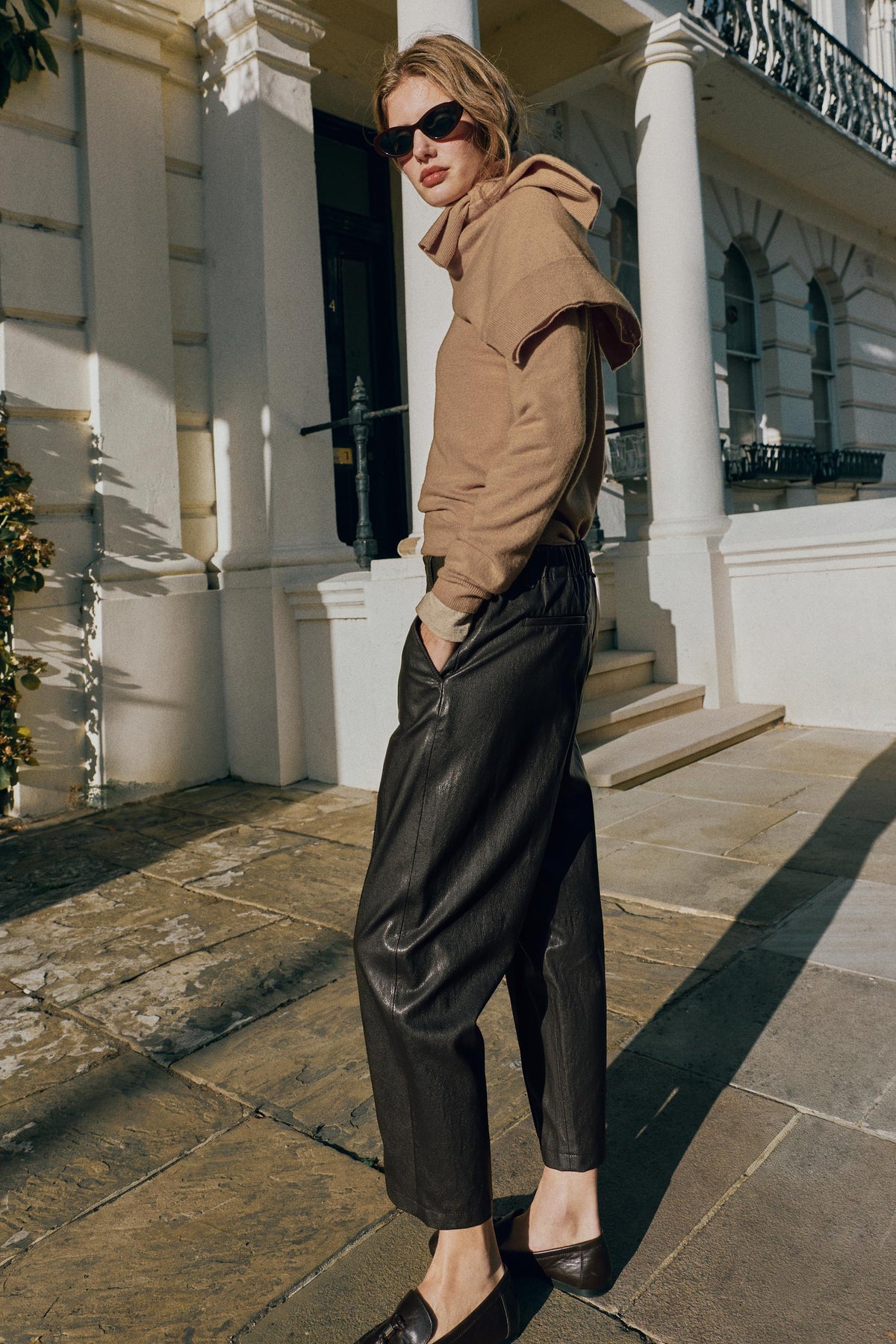 PANTALON À NERVURE MATIÈRE SYNTHÉTIQUE