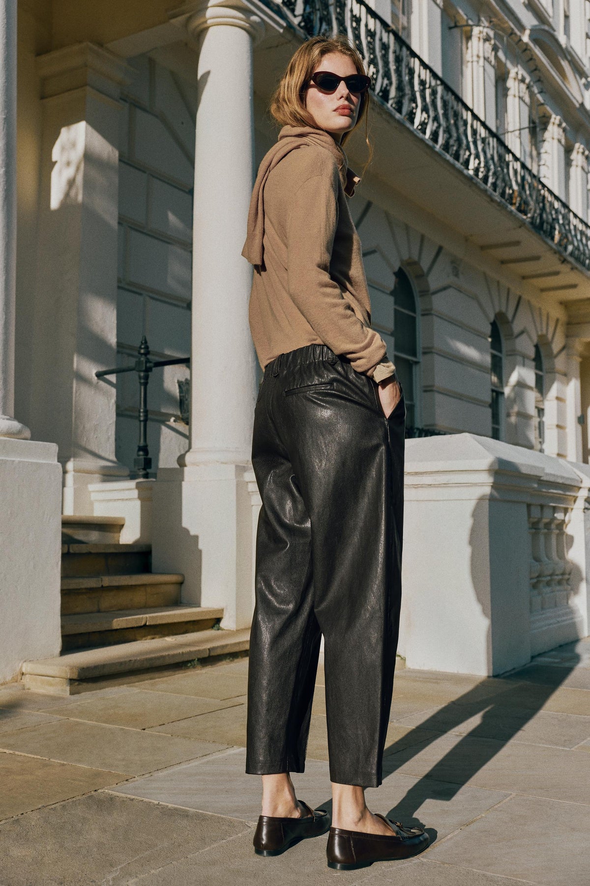 PANTALON À NERVURE MATIÈRE SYNTHÉTIQUE