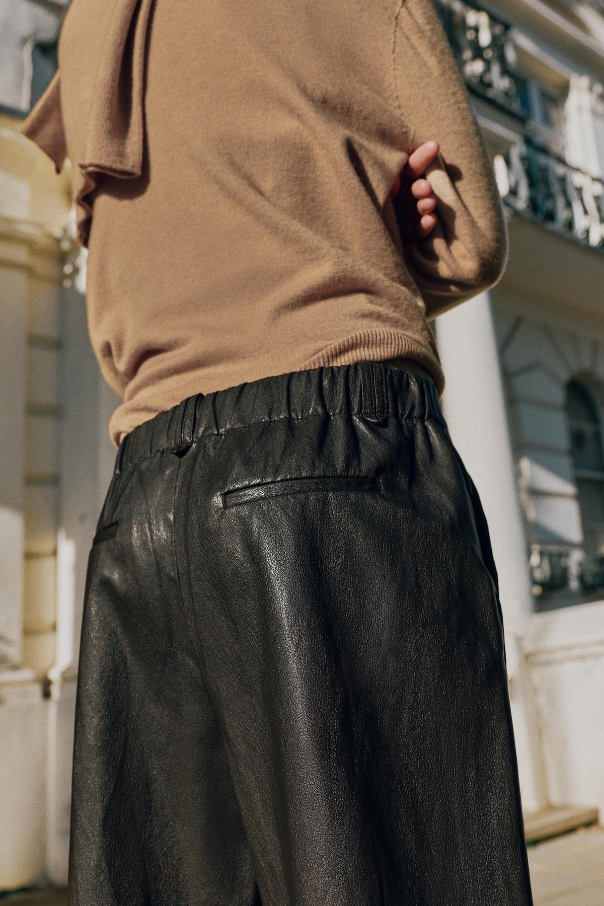 PANTALON À NERVURE MATIÈRE SYNTHÉTIQUE