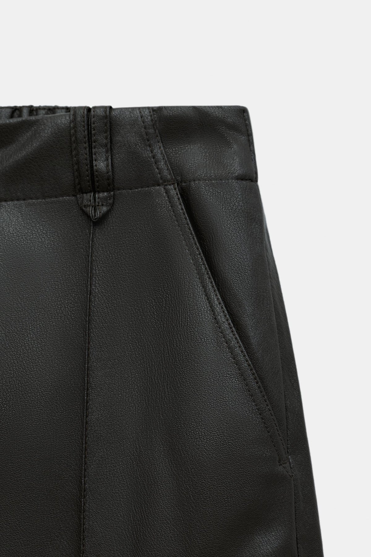 PANTALON À NERVURE MATIÈRE SYNTHÉTIQUE