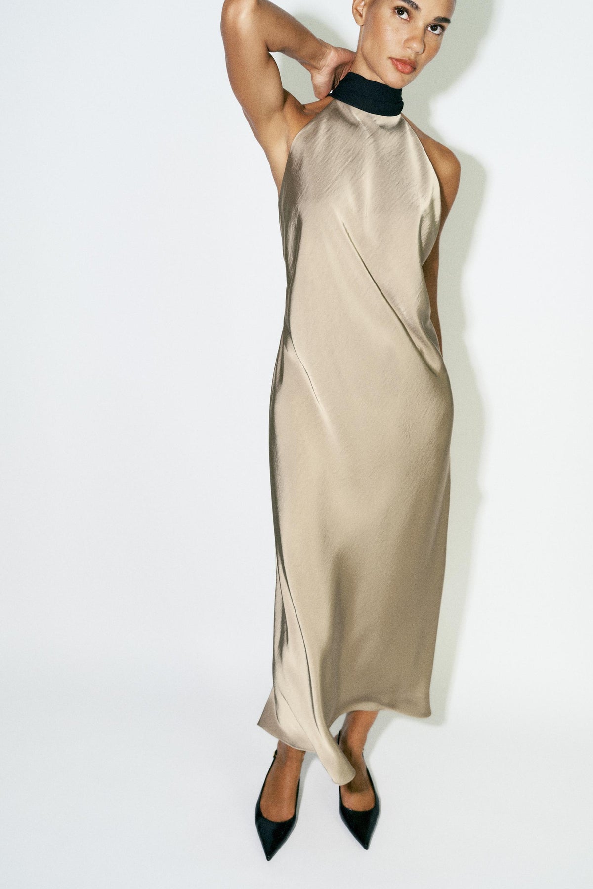 ROBE HALTER COMBINÉE AVEC NŒUD