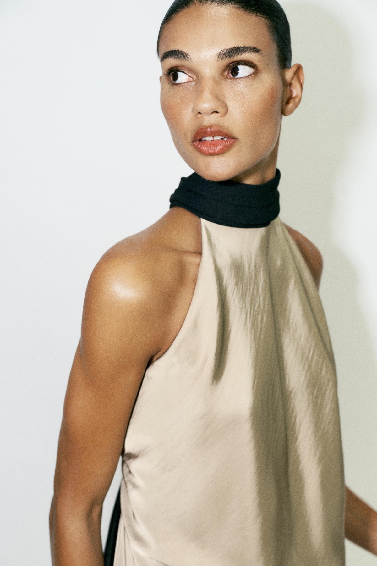ROBE HALTER COMBINÉE AVEC NŒUD