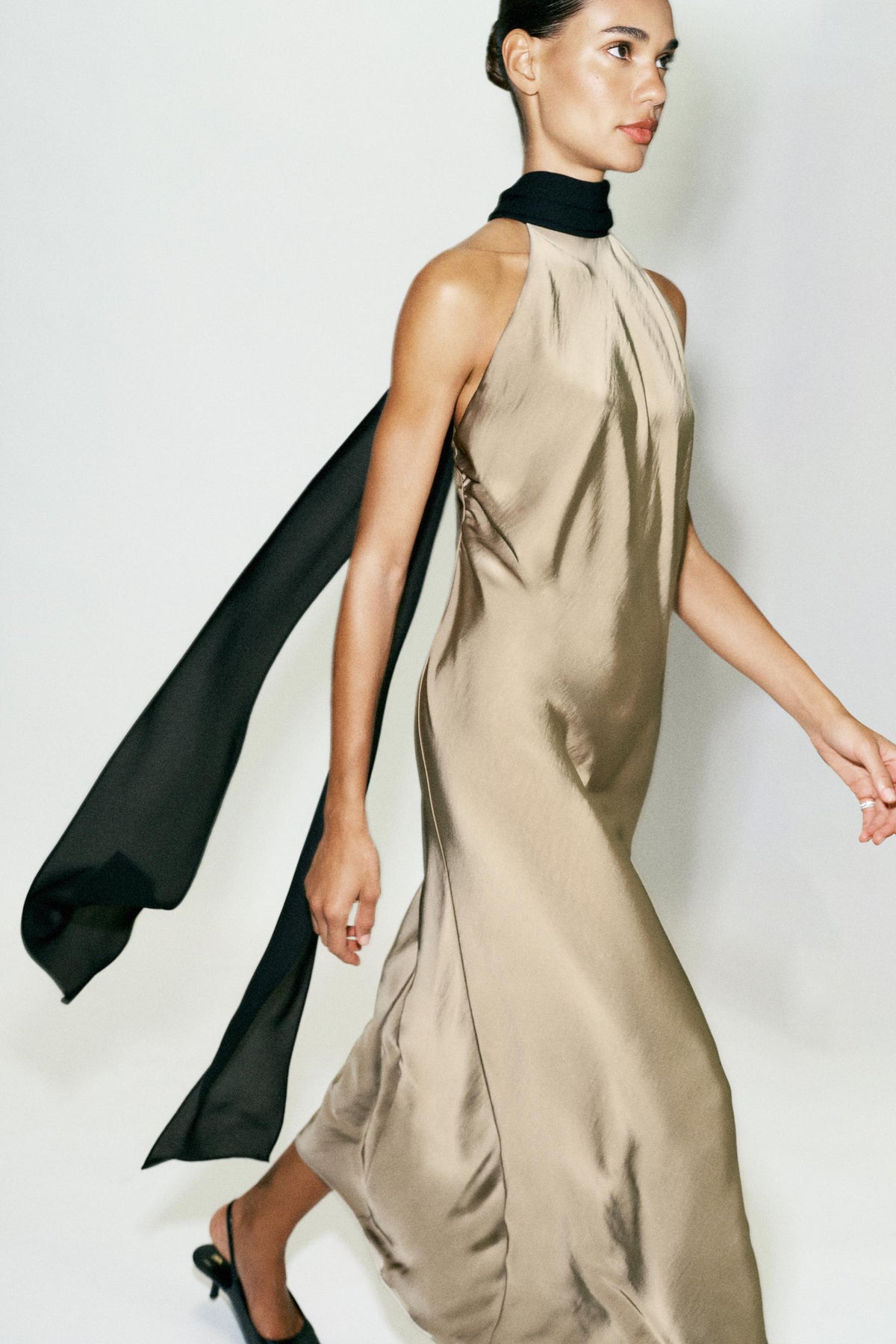 ROBE HALTER COMBINÉE AVEC NŒUD